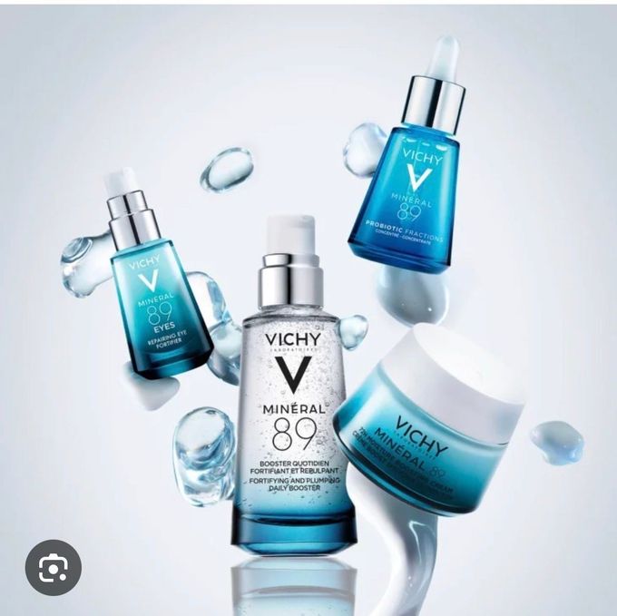 Flaconi e vasetti per prodotti per la cura della pelle Vichy Mineral 89 nei colori blu e argento su sfondo bianco