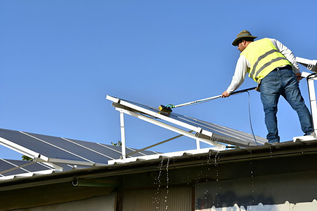 Expert is cleaning solar system in Vegas 