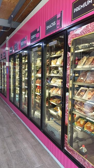 Técnico de refrigeración industrial en cuarto frío