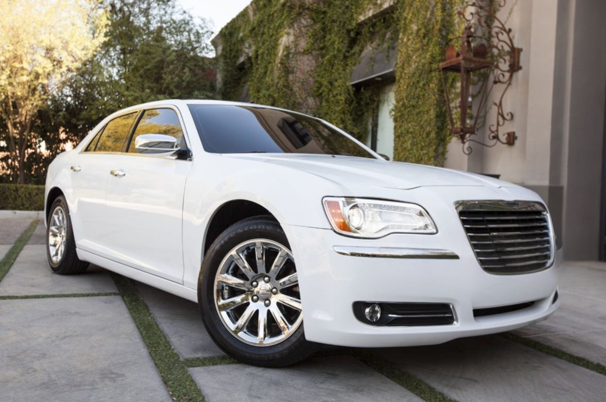 White Chrysler 300