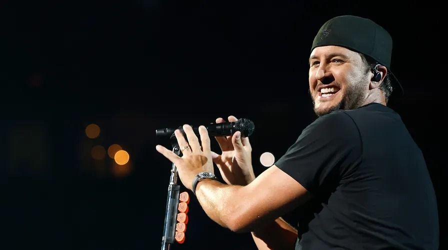 luke bryan performance