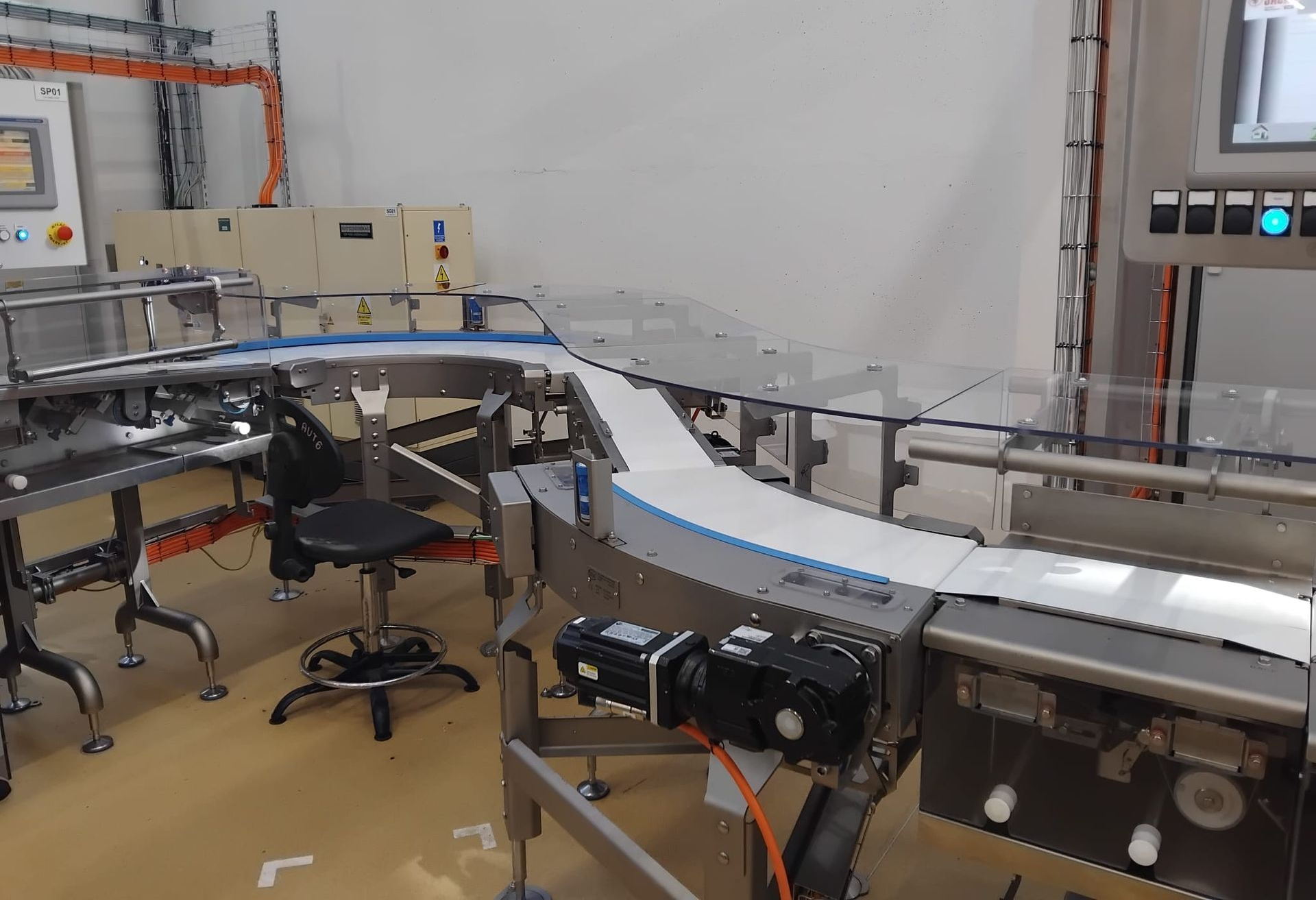 Compact stainless steel modular conveyor for hygienic and efficient product handling – DM Technic.