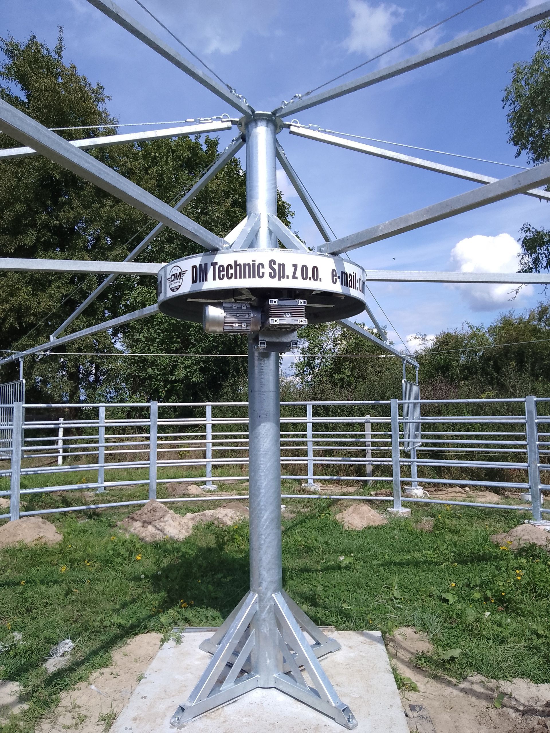 Central rotating unit of a galvanized steel horse walker, designed for safe and effective equestrian training.
