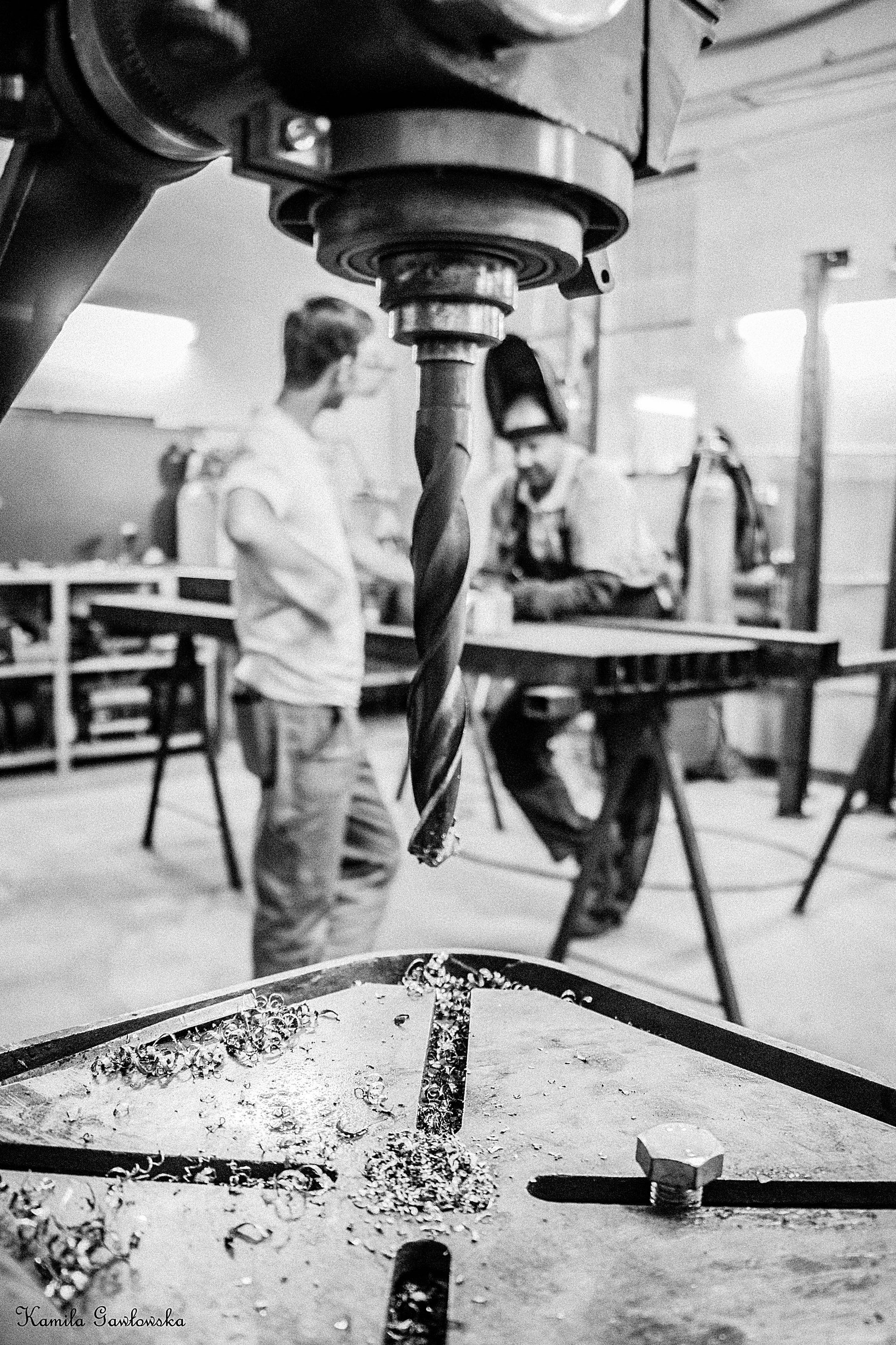Close-up of drill bit in industrial workshop – precision tools and skilled team at DM Technic.