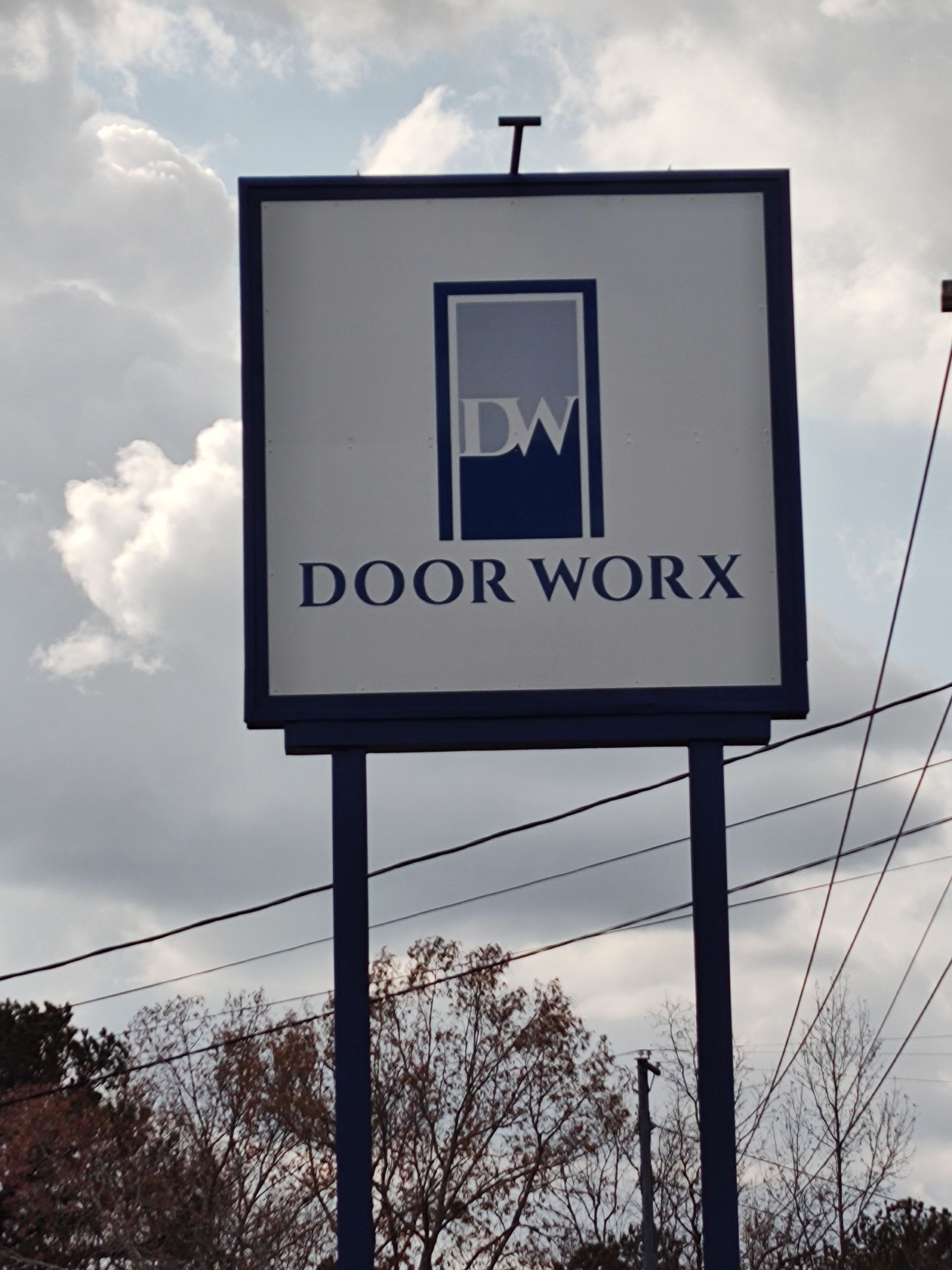 A sign that says door worx on it