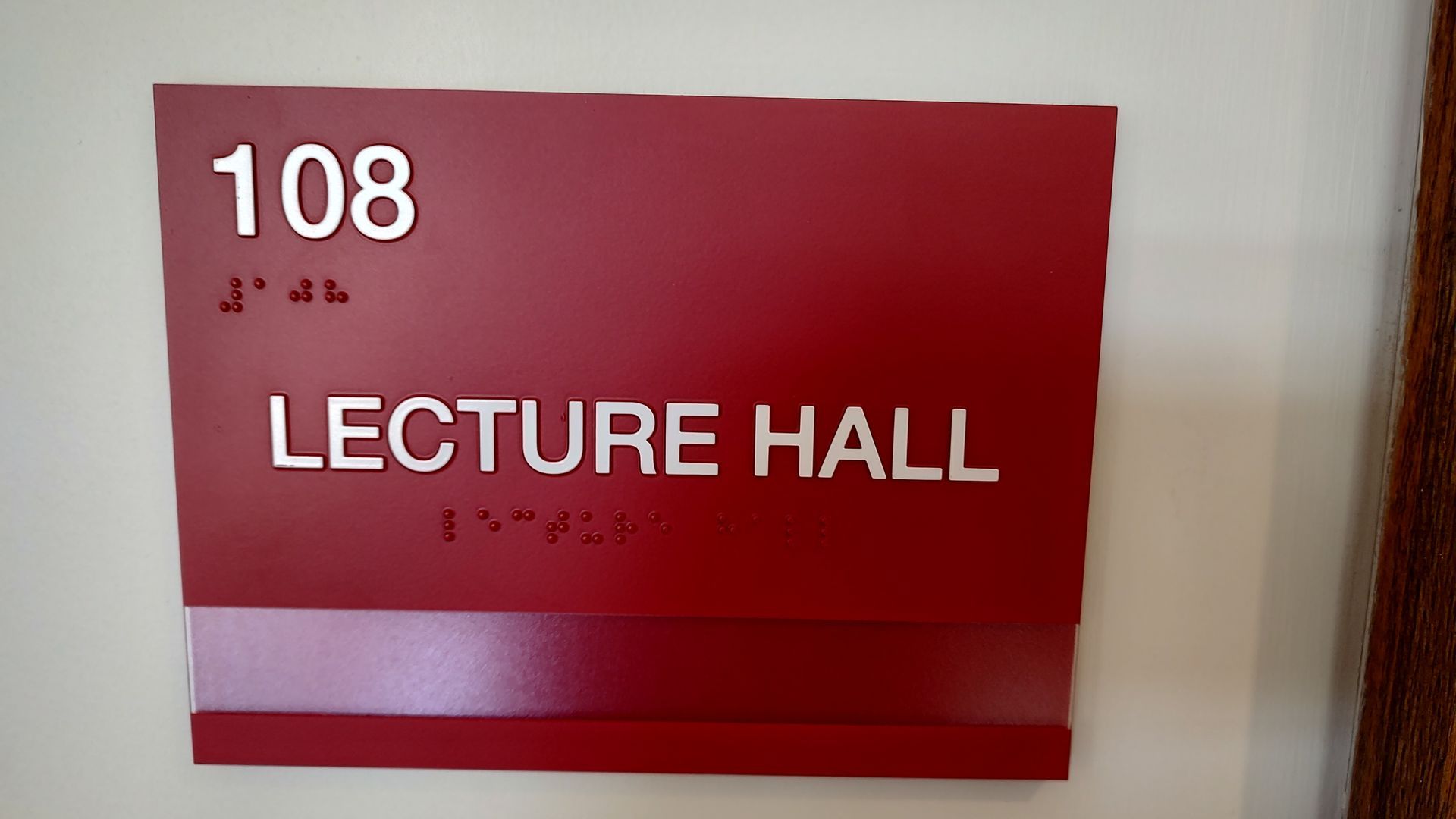 A red sign that says lecture hall on it