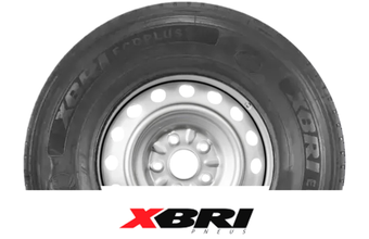 Pneu XBRI Brutus T/A em aro cromado com o logotipo XBRI em vermelho e preto abaixo.