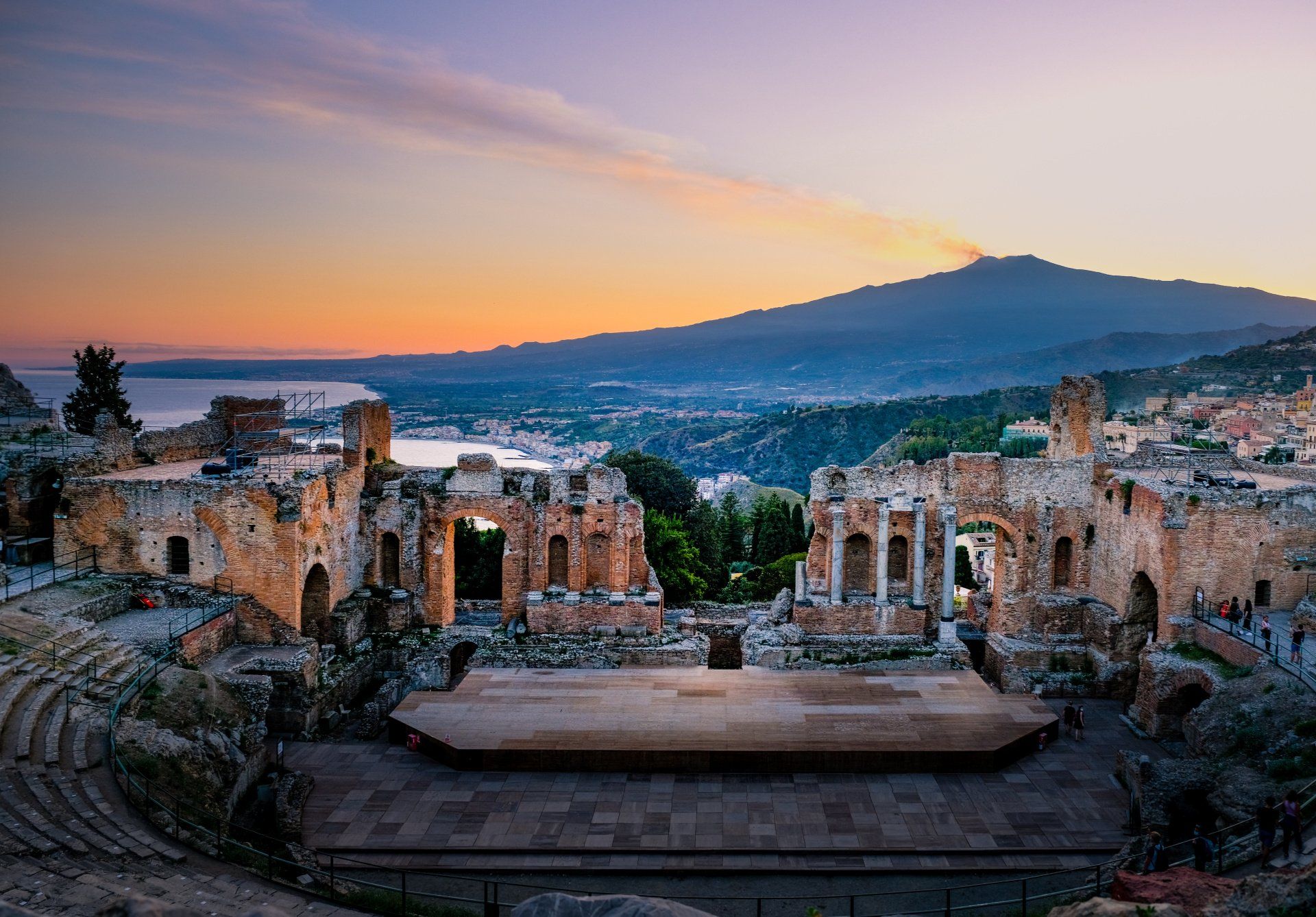 Taormina con Etna sullo sfondo