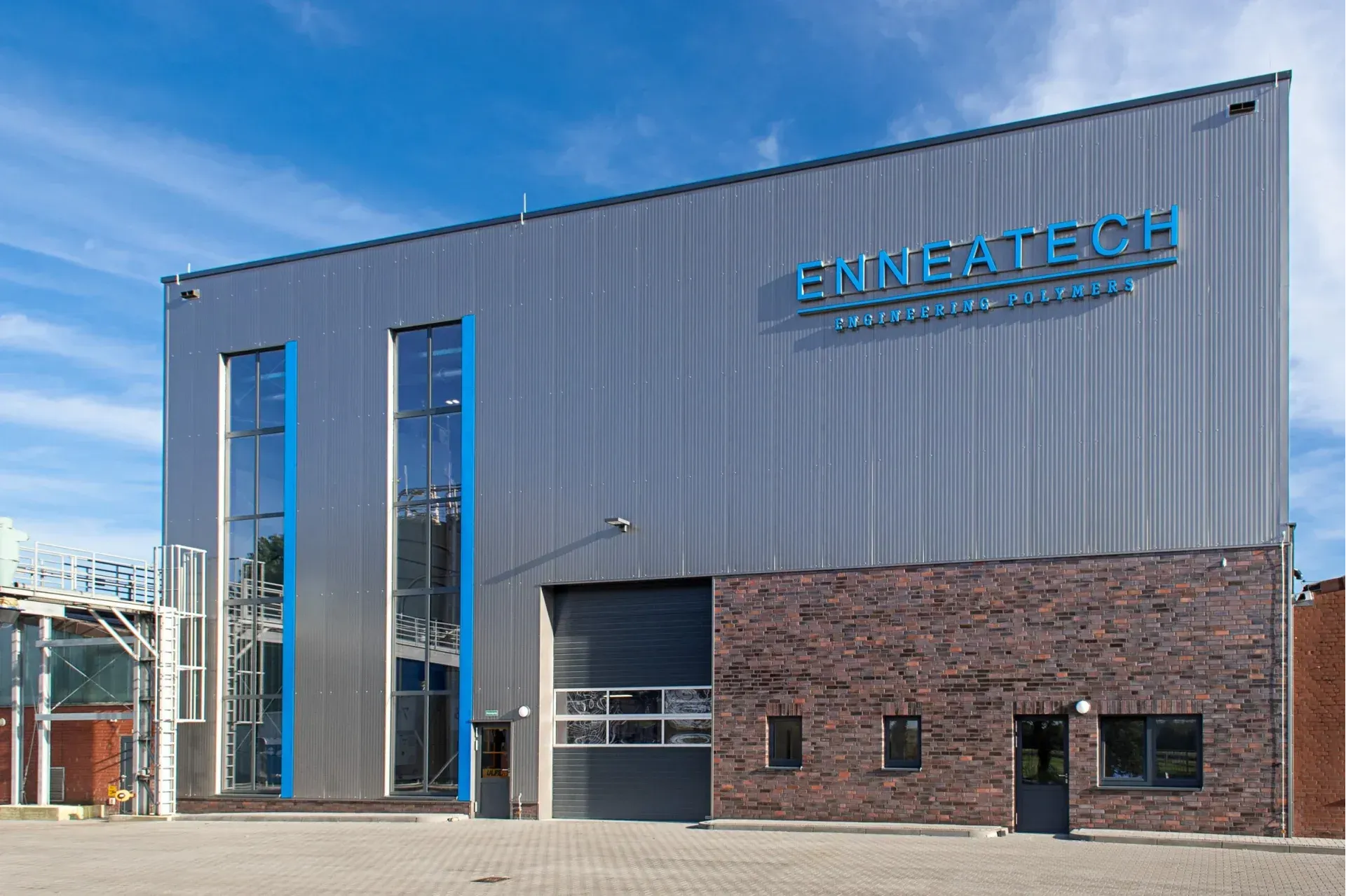 Ein großes Gebäude mit dem Wort Kinneatech darauf