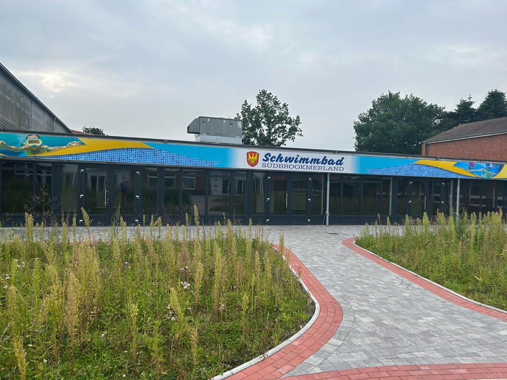 Ein Gebäude mit einem Swimmingpool an der Seite