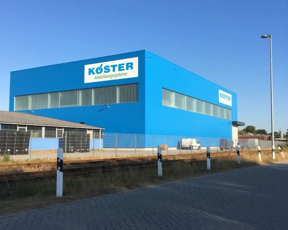Ein blaues Gebäude mit dem Wort „Koster“ darauf