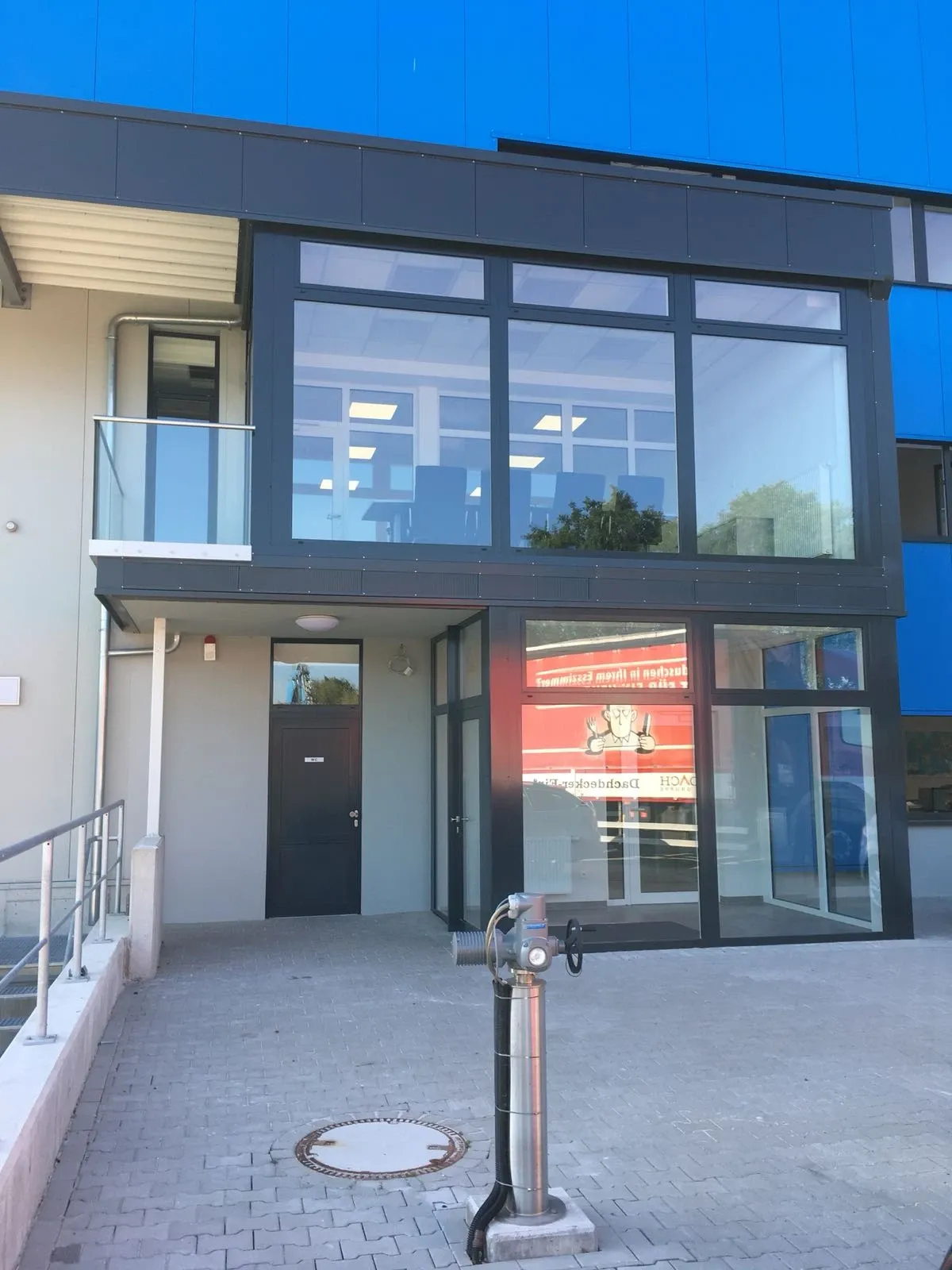Ein Gebäude mit vielen Fenstern und einem Hydranten davor