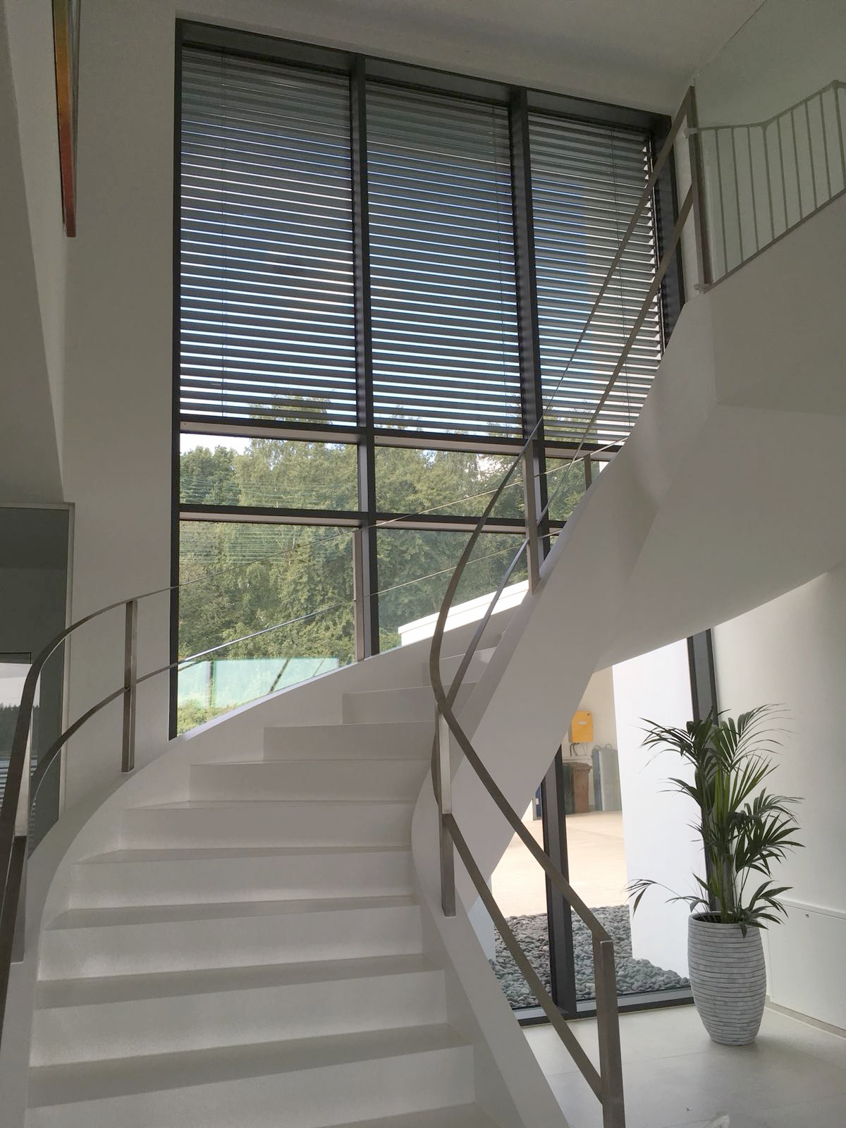 Eine Treppe in einem Gebäude mit einem großen Fenster
