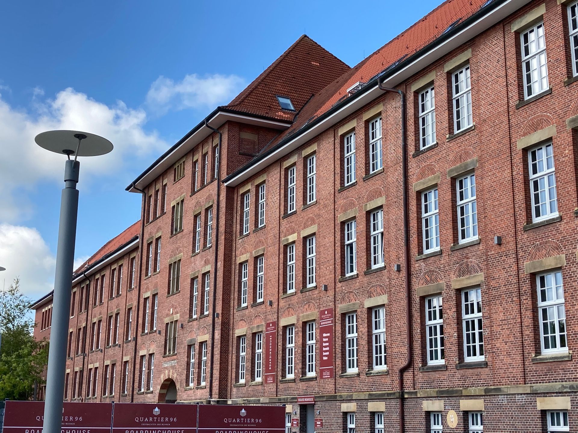 Ein großes Backsteingebäude mit vielen Fenstern