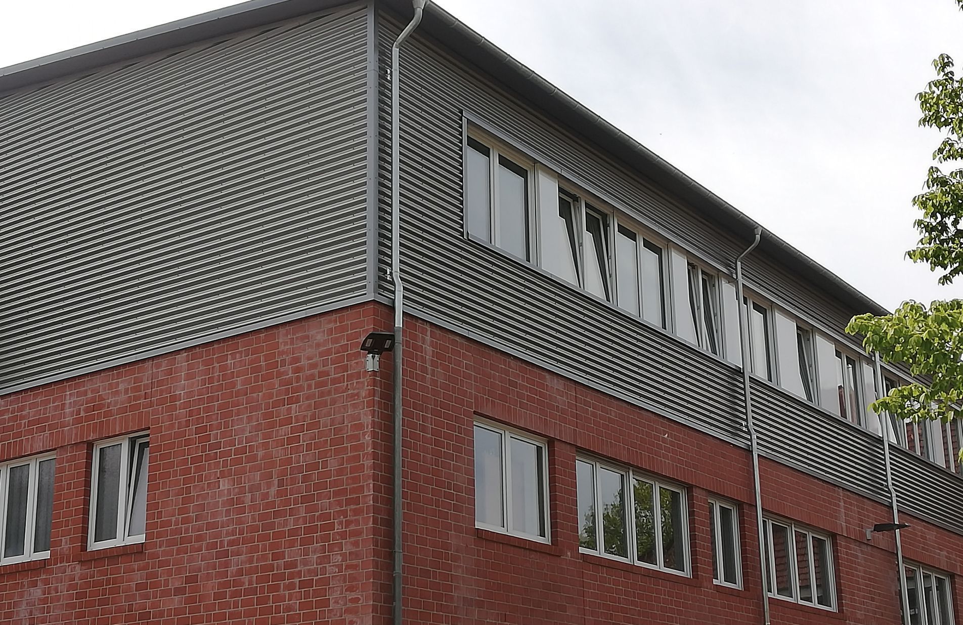 Ein großes rotes Backsteingebäude mit vielen Fenstern
