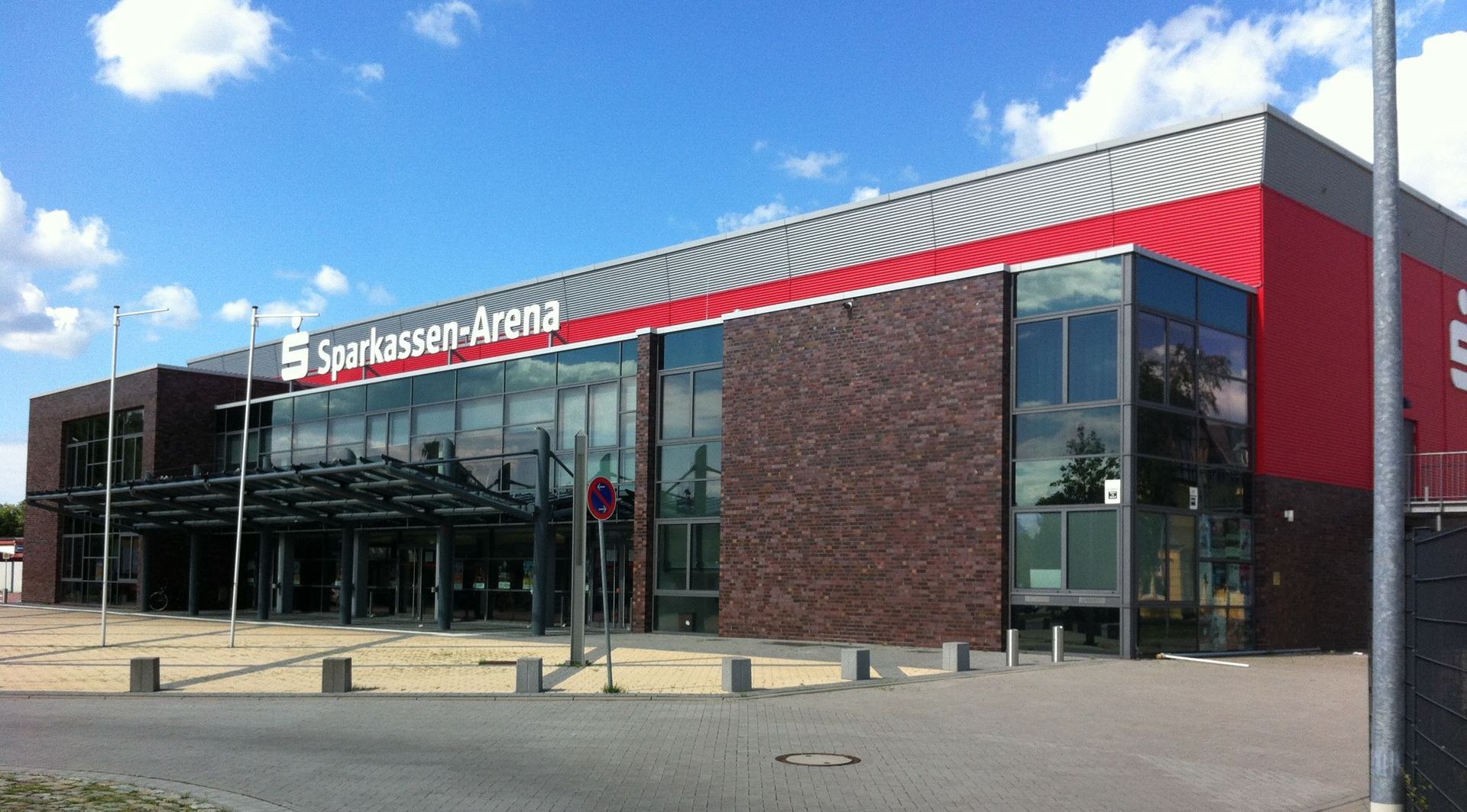 Ein großes Gebäude mit vielen Fenstern und einem Schild mit der Aufschrift „Spartan Arena“