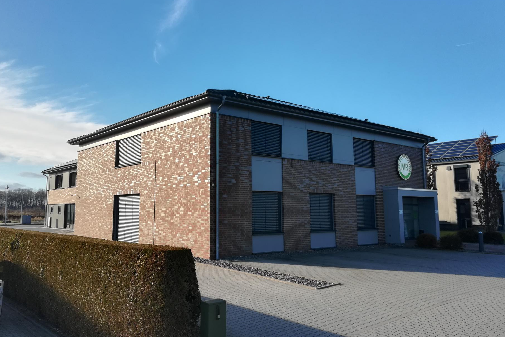 Ein großes Backsteingebäude mit blauem Himmel im Hintergrund