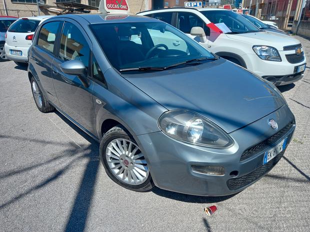Fiat Punto grigia in vendita all'autofficina a Palermo