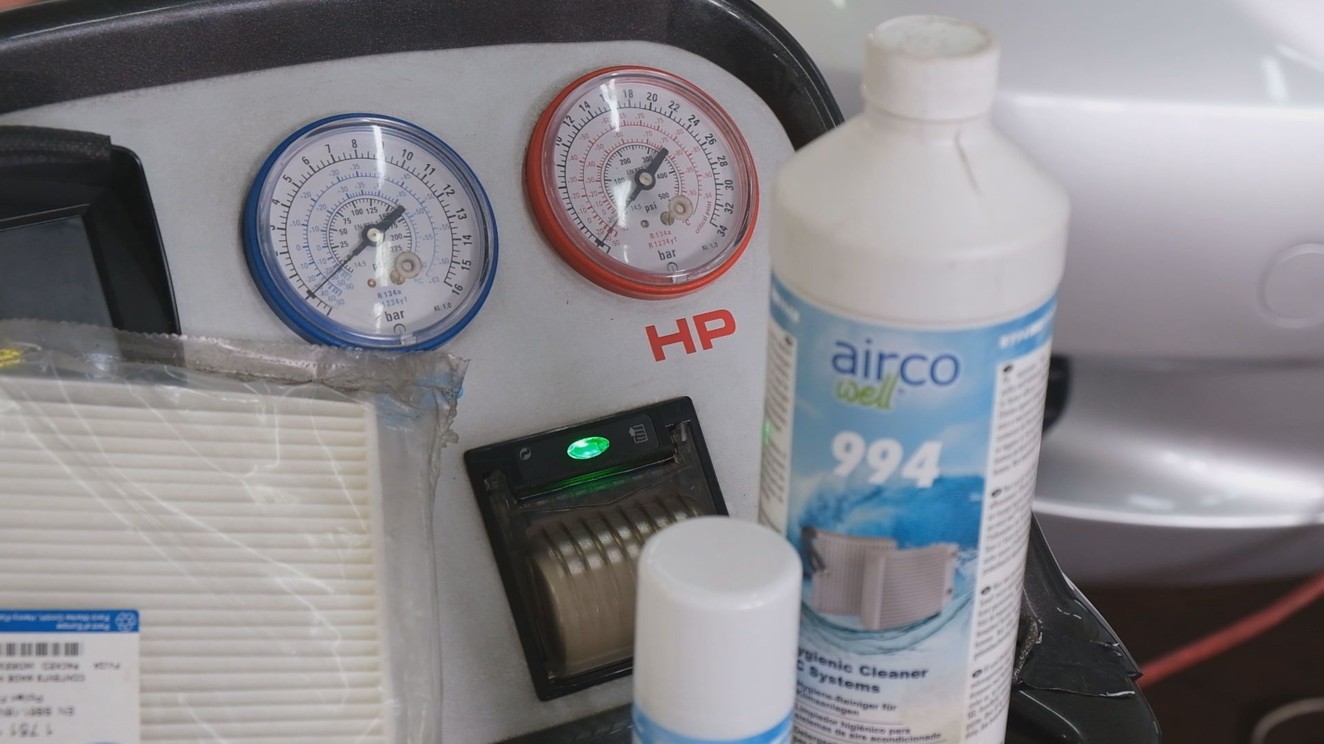 Attrezzatura diagnostica per climatizzatori con indicatori, una bottiglia di liquido detergente per