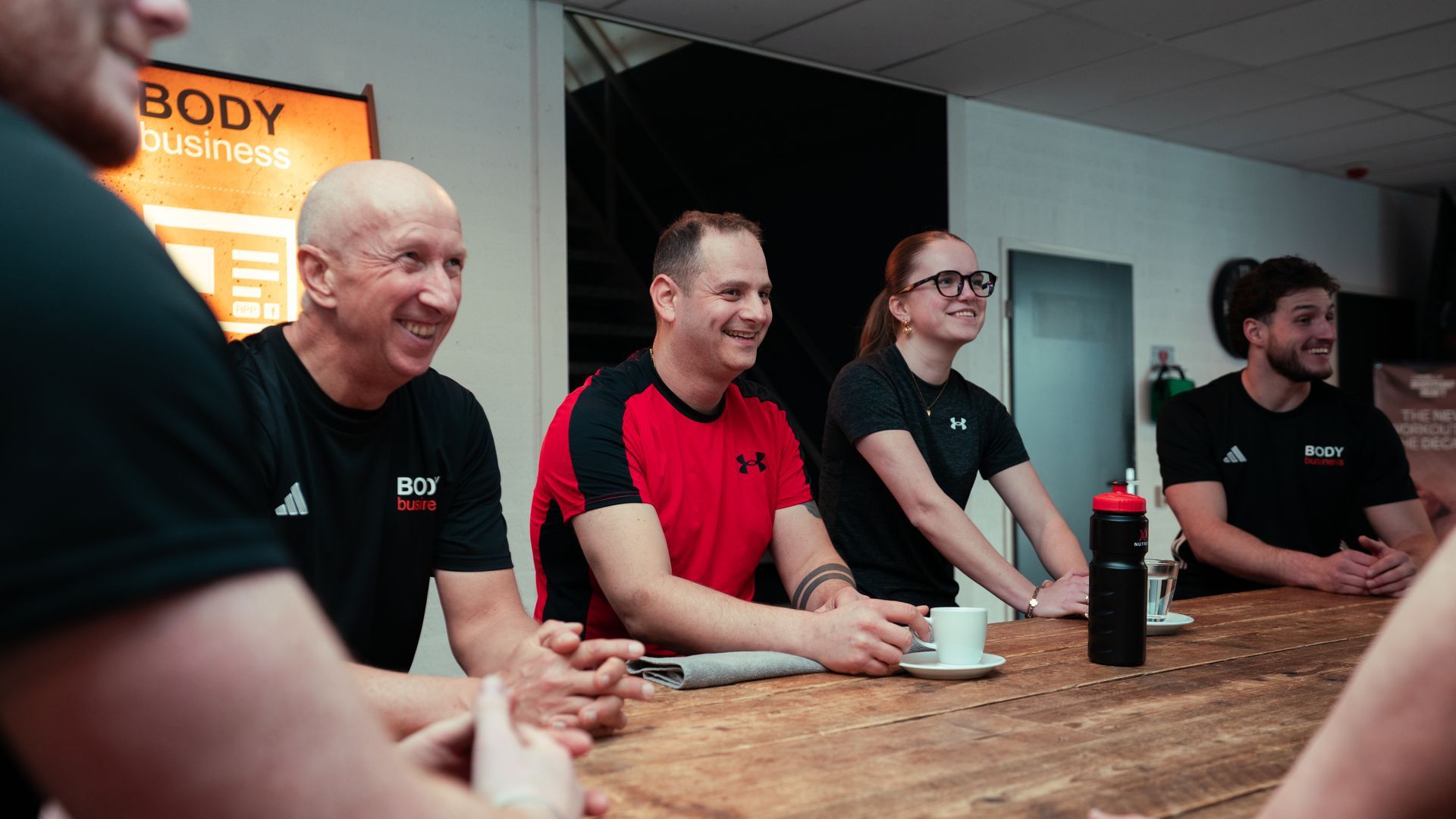 een rij elliptische trainers staat opgesteld in een sportschool.