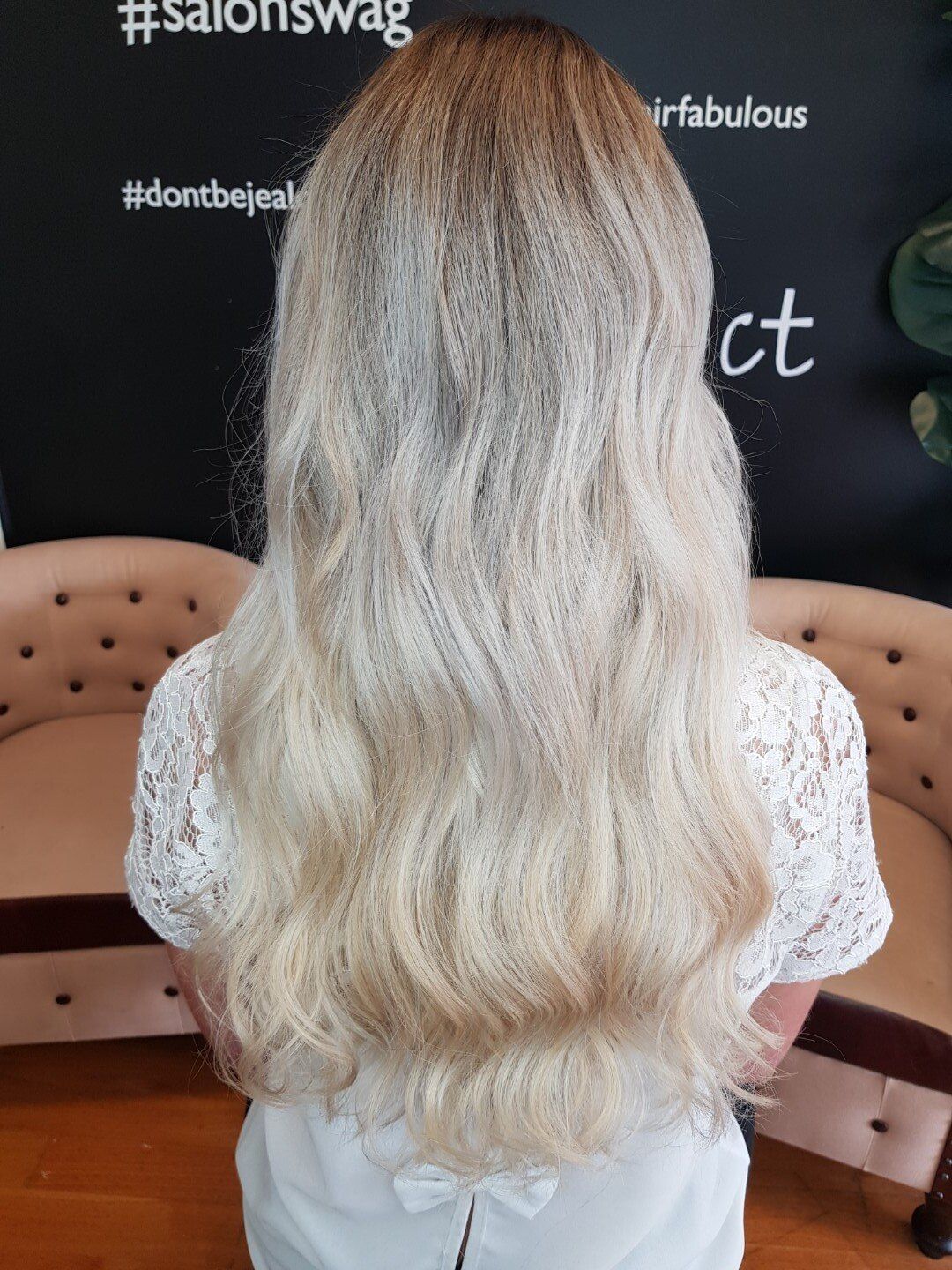 Hair with dark roots to ombre blond 

