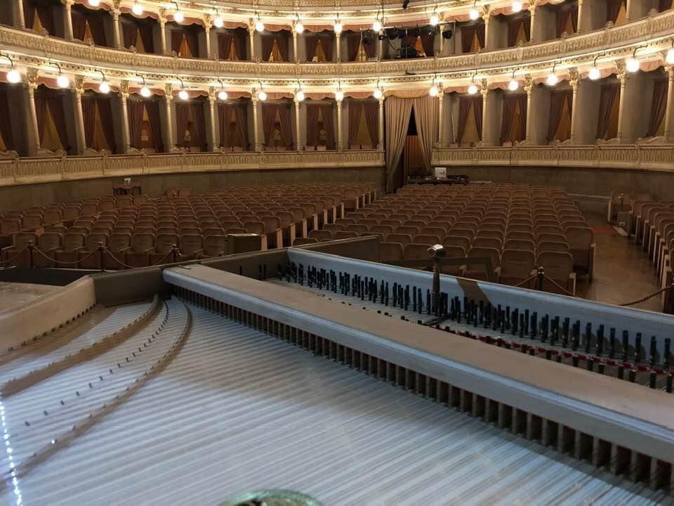 Un grande auditorium con file di posti vuoti