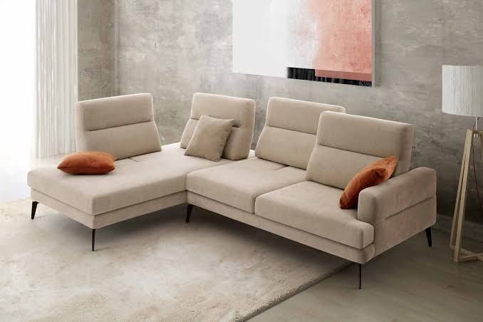 Divano modulare contemporaneo esposto in uno showroom elegante e luminoso.