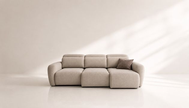 Showroom luminoso con divani componibili e poltrone relax dal design contemporaneo.