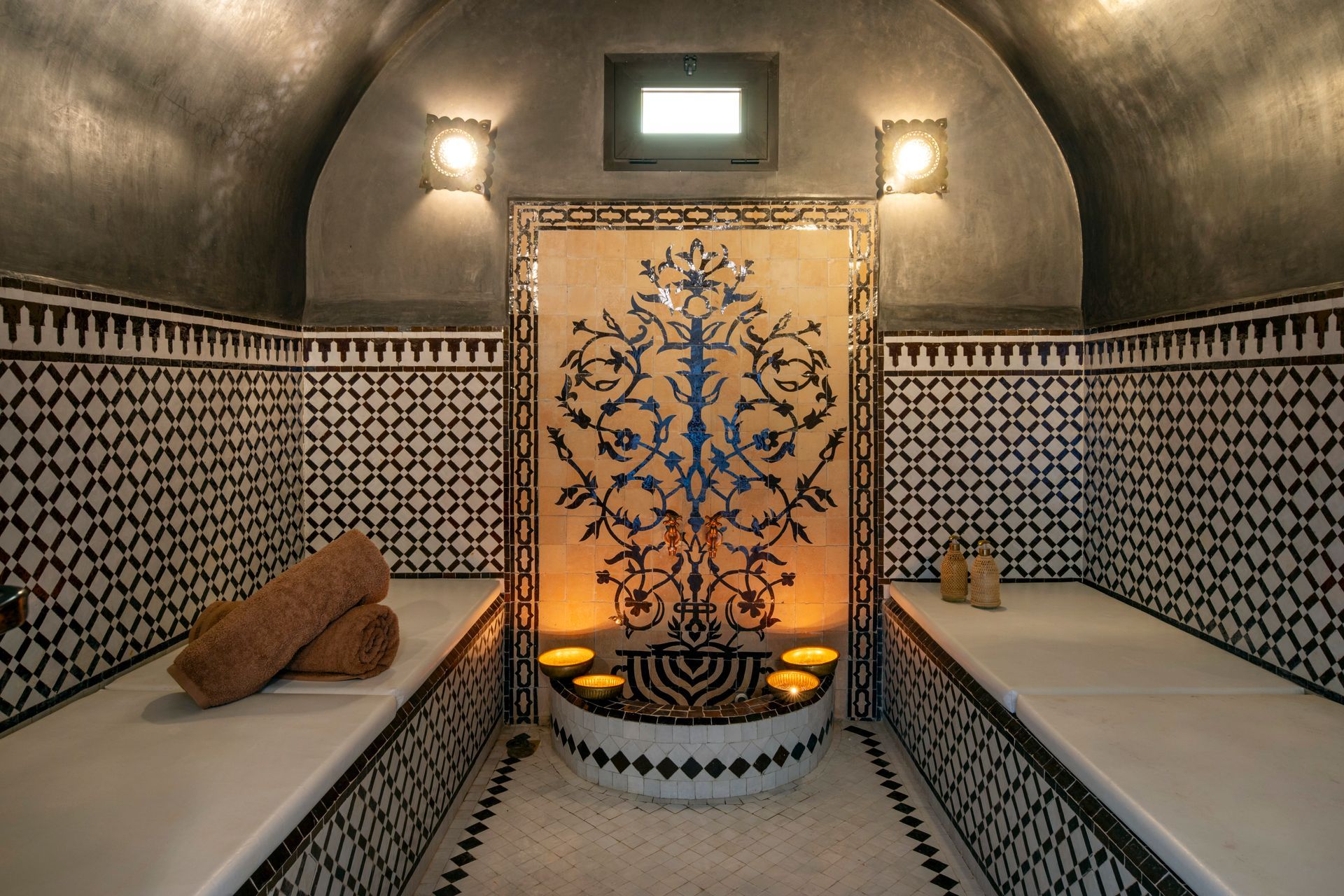 La salle du hammam éclairée au spa de Bab Akoul Atlas, près de Marrakech