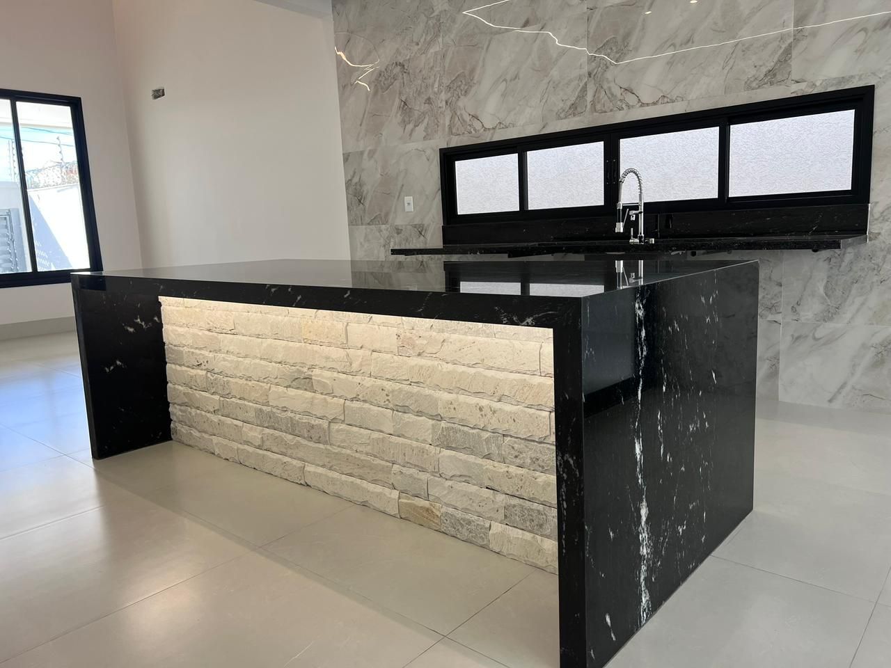 Pedra Goiás em bancada ilha de cozinha