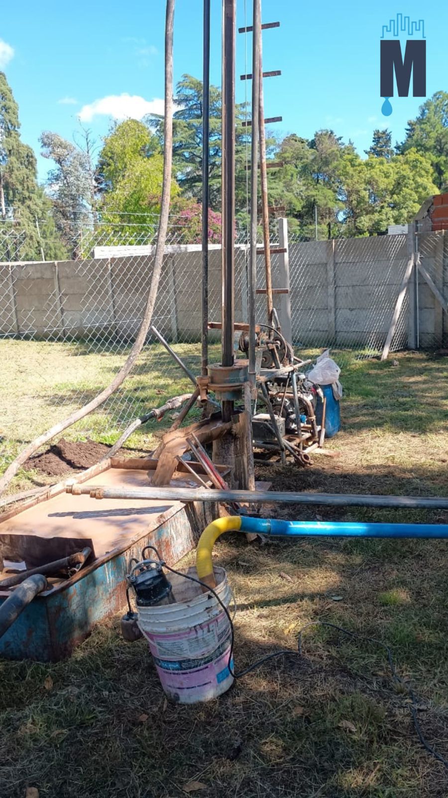 Lugar de perforación de pozos al aire libre con plataforma metálica, mangueras 
