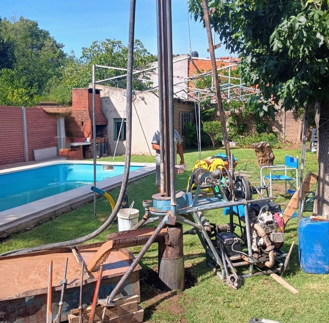 Una plataforma de perforación portátil está en funcionamiento 