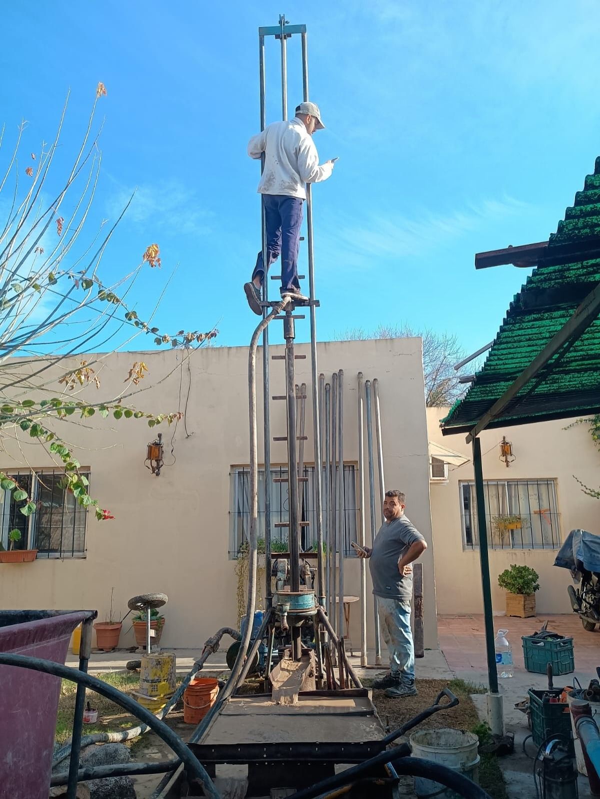 Dos personas permanecen de pie junto a una alta plataforma 