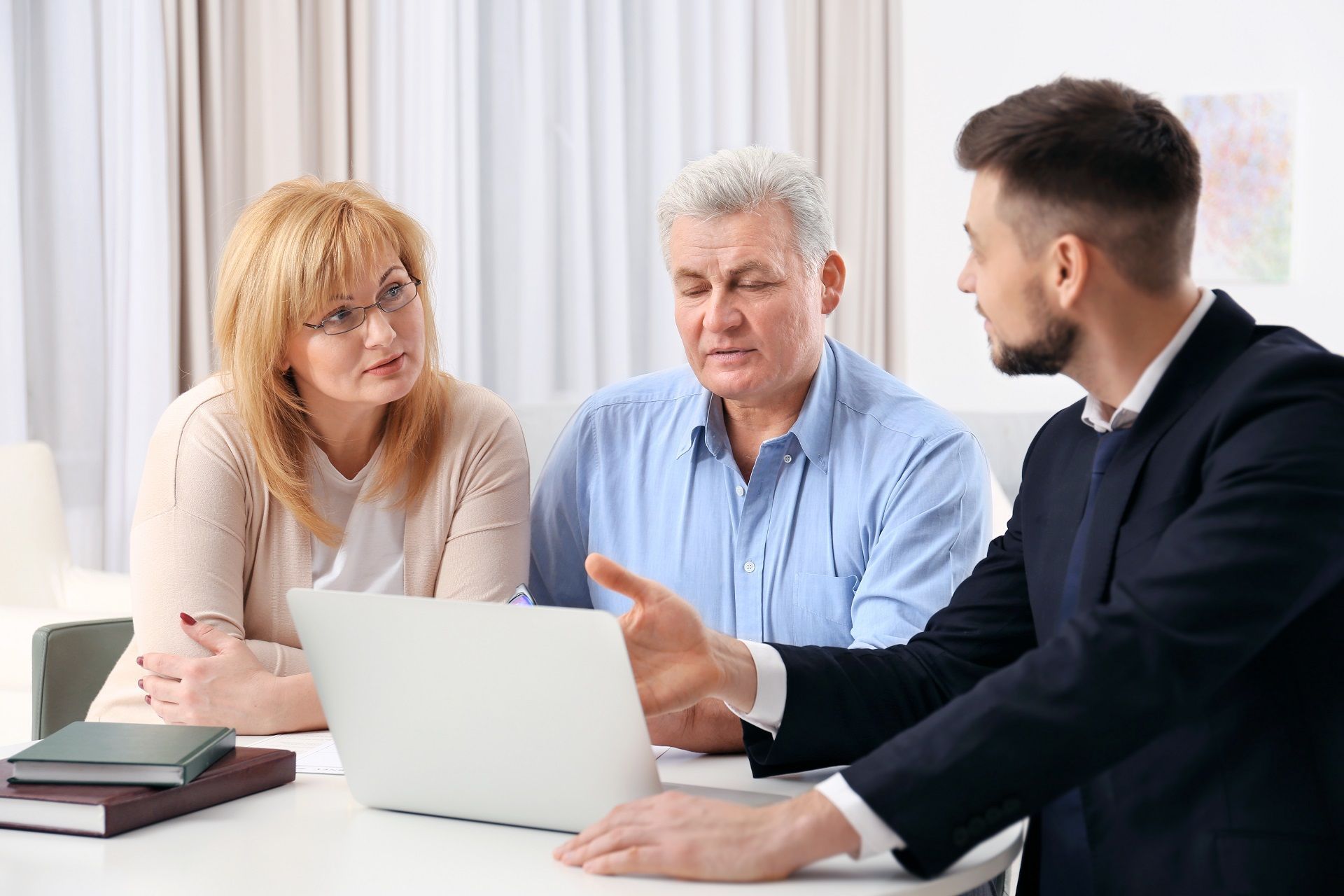 When Should I Hire an Elder Law Attorney? -  Signs & Benefits