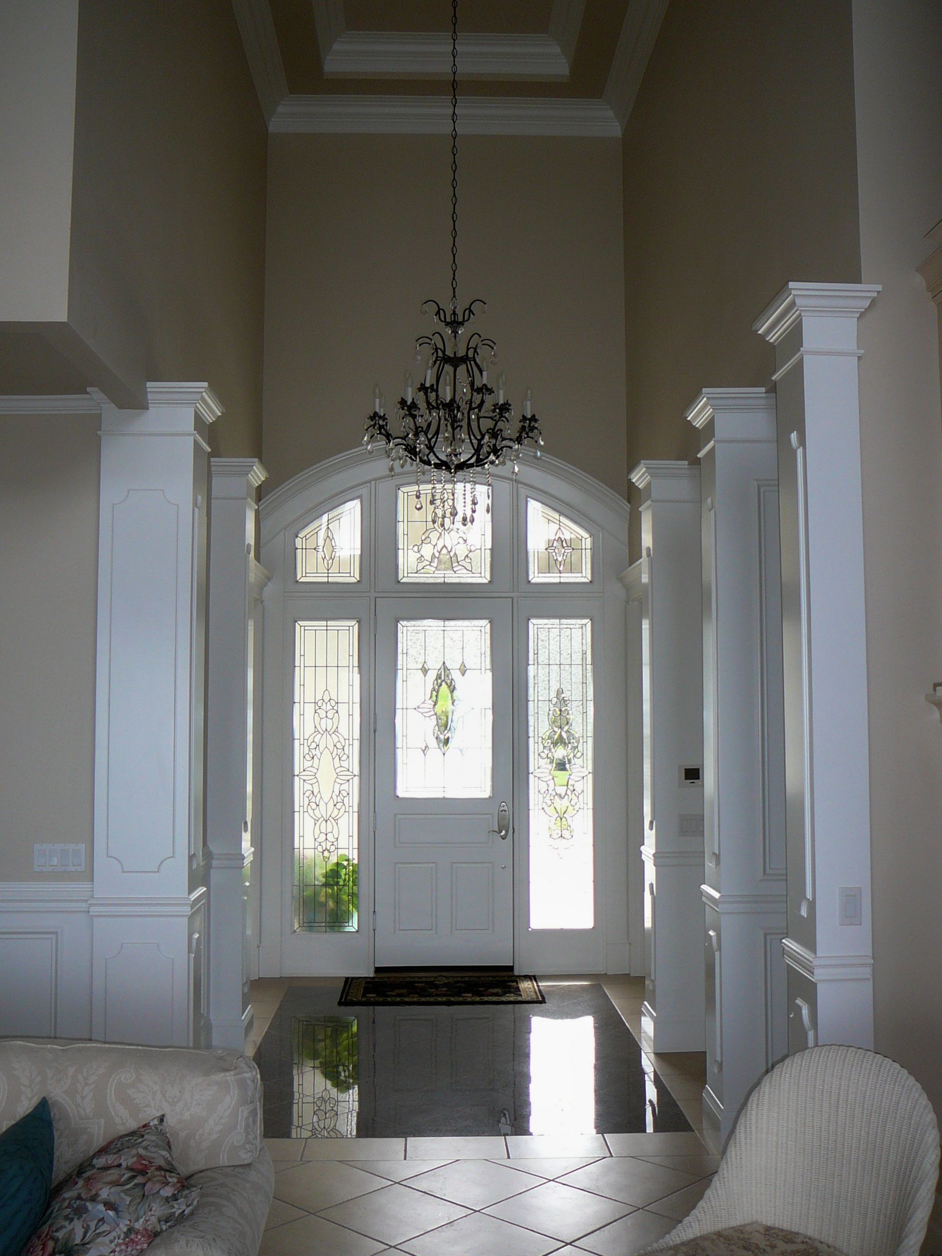A living room with a chandelier hanging from the ceiling