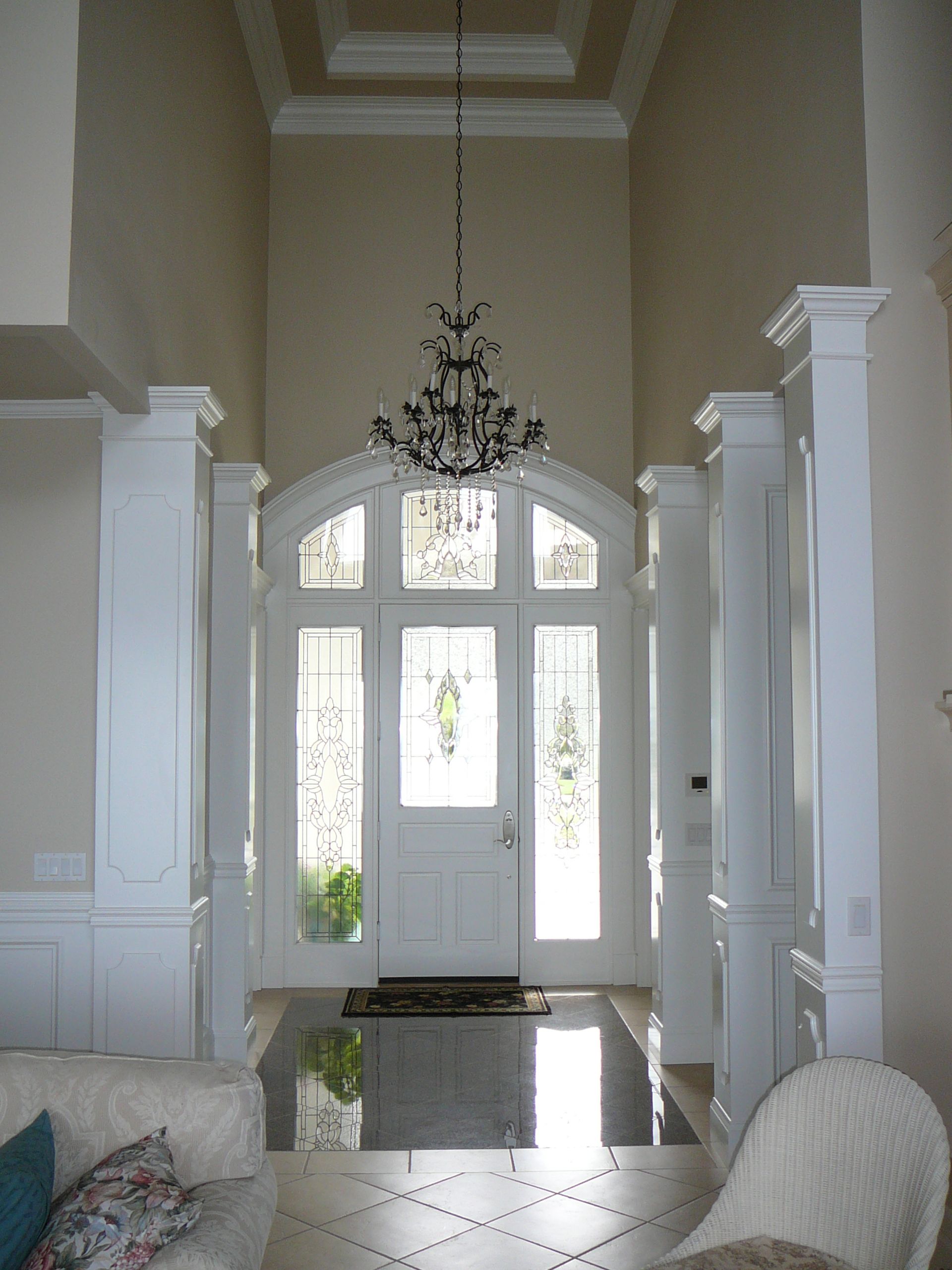 A living room with a chandelier hanging from the ceiling