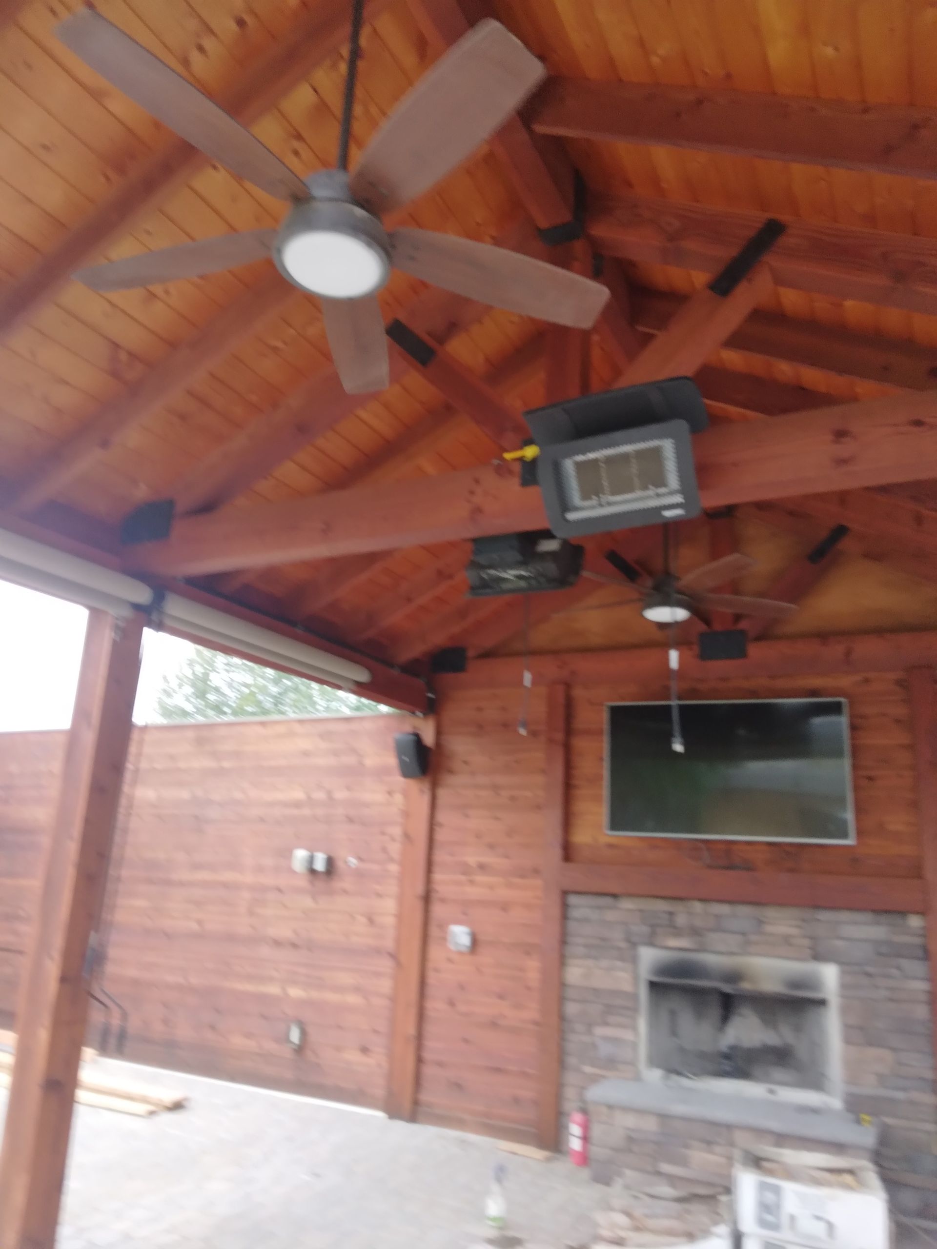A ceiling fan is hanging from the ceiling above a fireplace