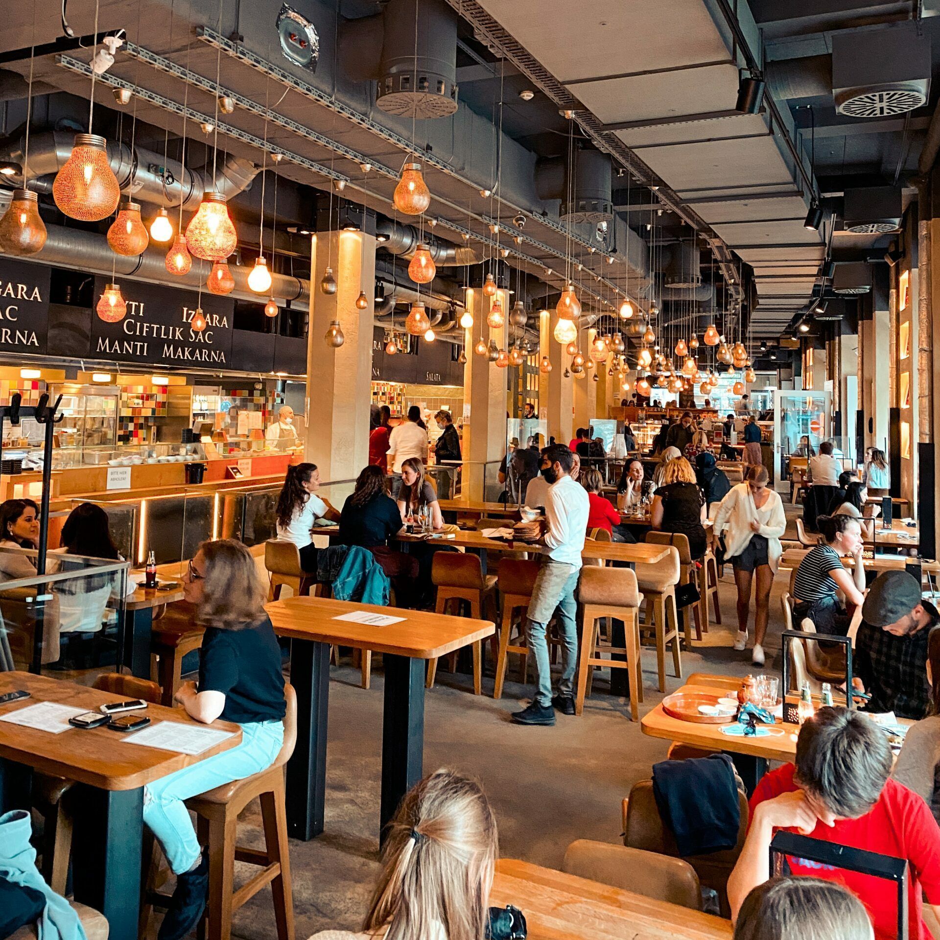restaurant with paople standing around