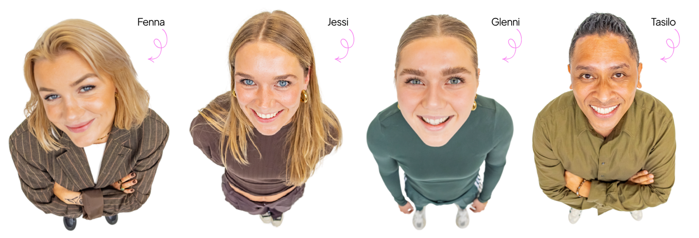 Vier mensen staan ​​naast elkaar, gefilmd vanuit een hoog perspectief met een fisheye-lens