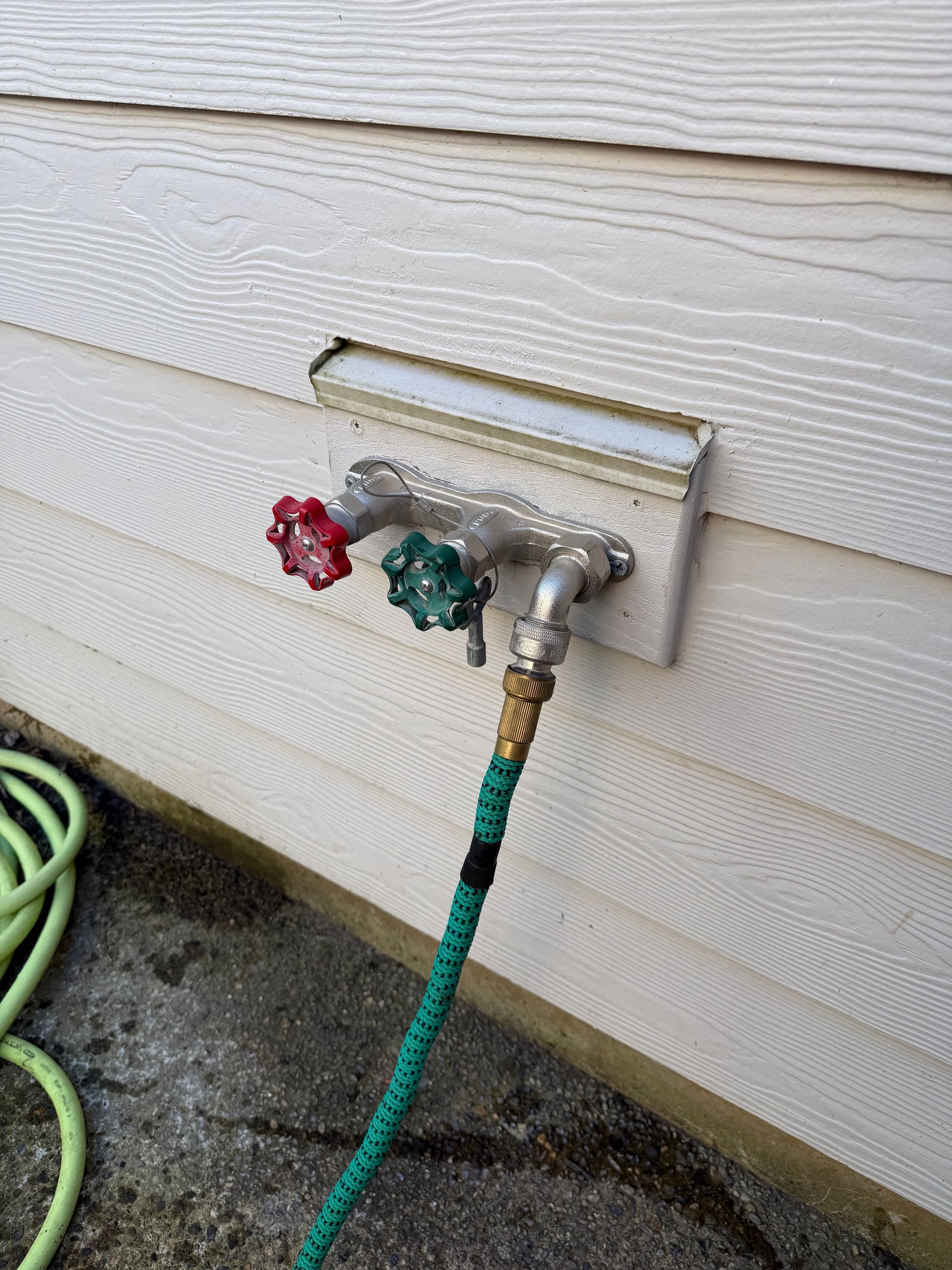 Maxwell Plumbing recommends installing a hot and cold hose bib if you are building a new home in SW Washington or Oregon. 
