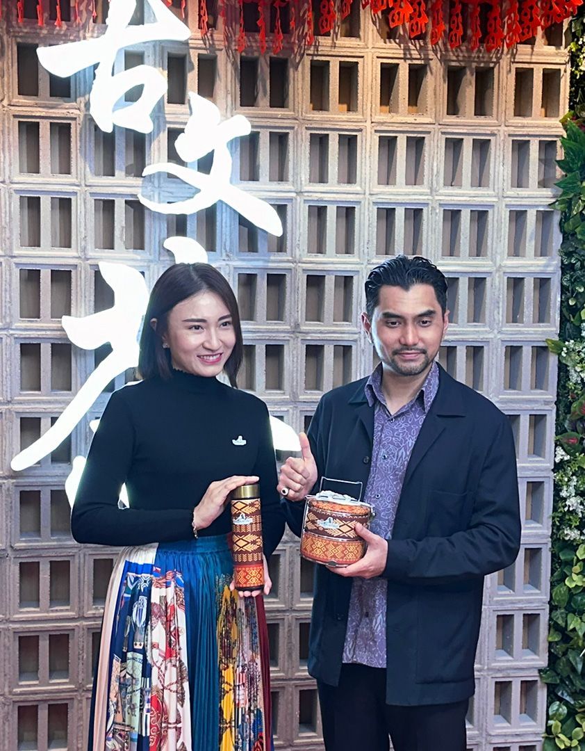 Tea Garden CEO with the Minister from Malaysia Tourism promoting local arts through merchandise
