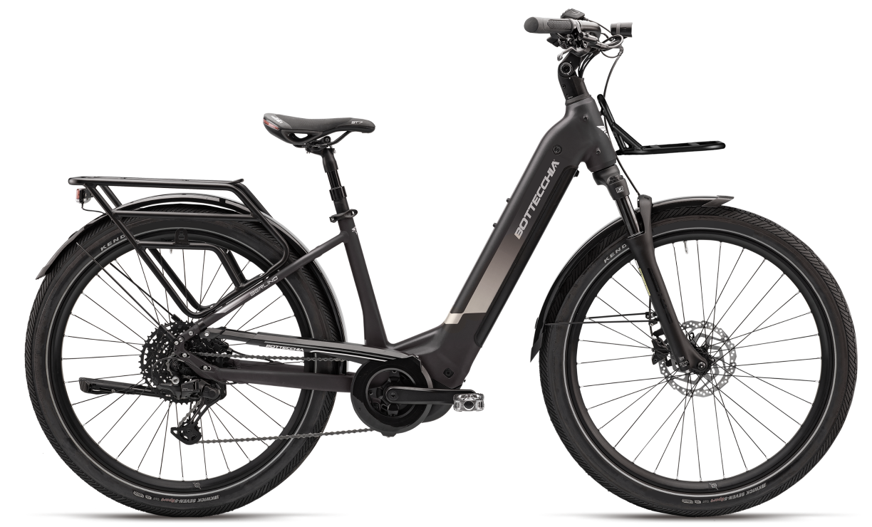 Una bicicletta elettrica blu e nera su sfondo bianco.