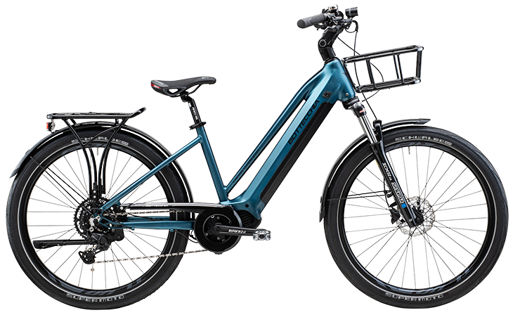 Una bicicletta elettrica nera su sfondo bianco.