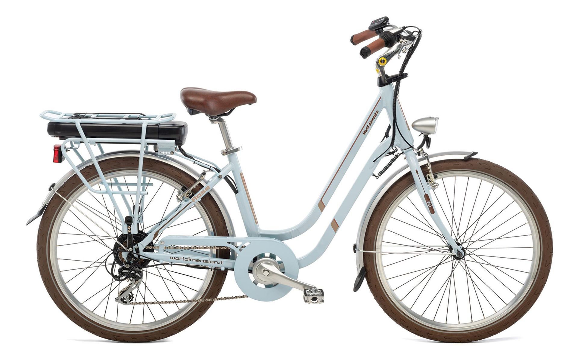 Una bicicletta azzurra con una gomma marrone su uno sfondo bianco