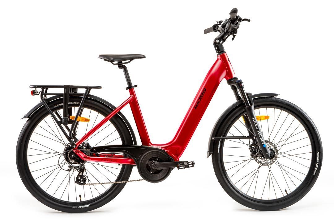 Una bicicletta elettrica bianca con una batteria attaccata alla ruota anteriore su uno sfondo bianco.