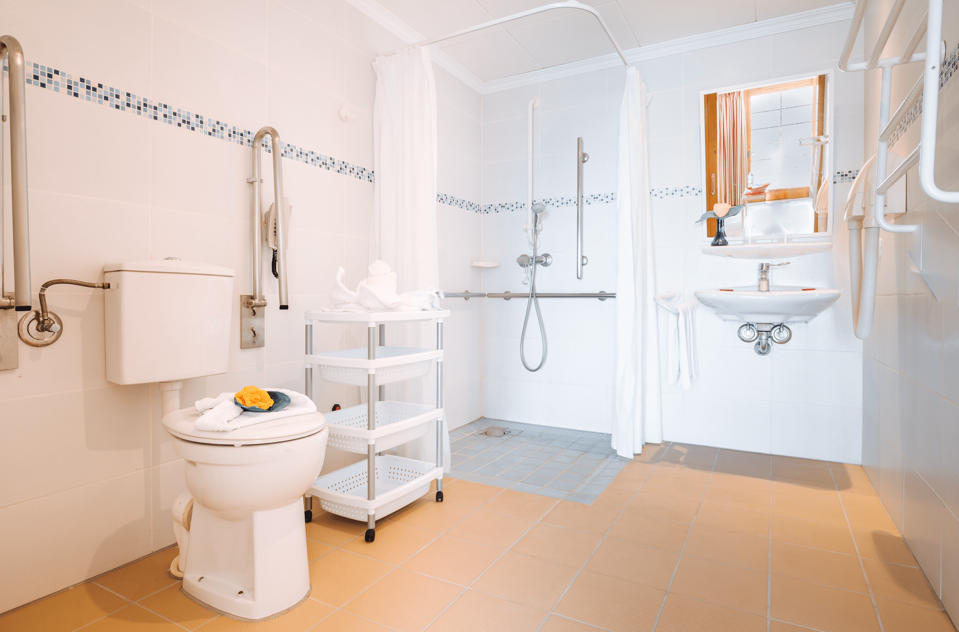 Ein Badezimmer mit Toilette, Waschbecken und Dusche.