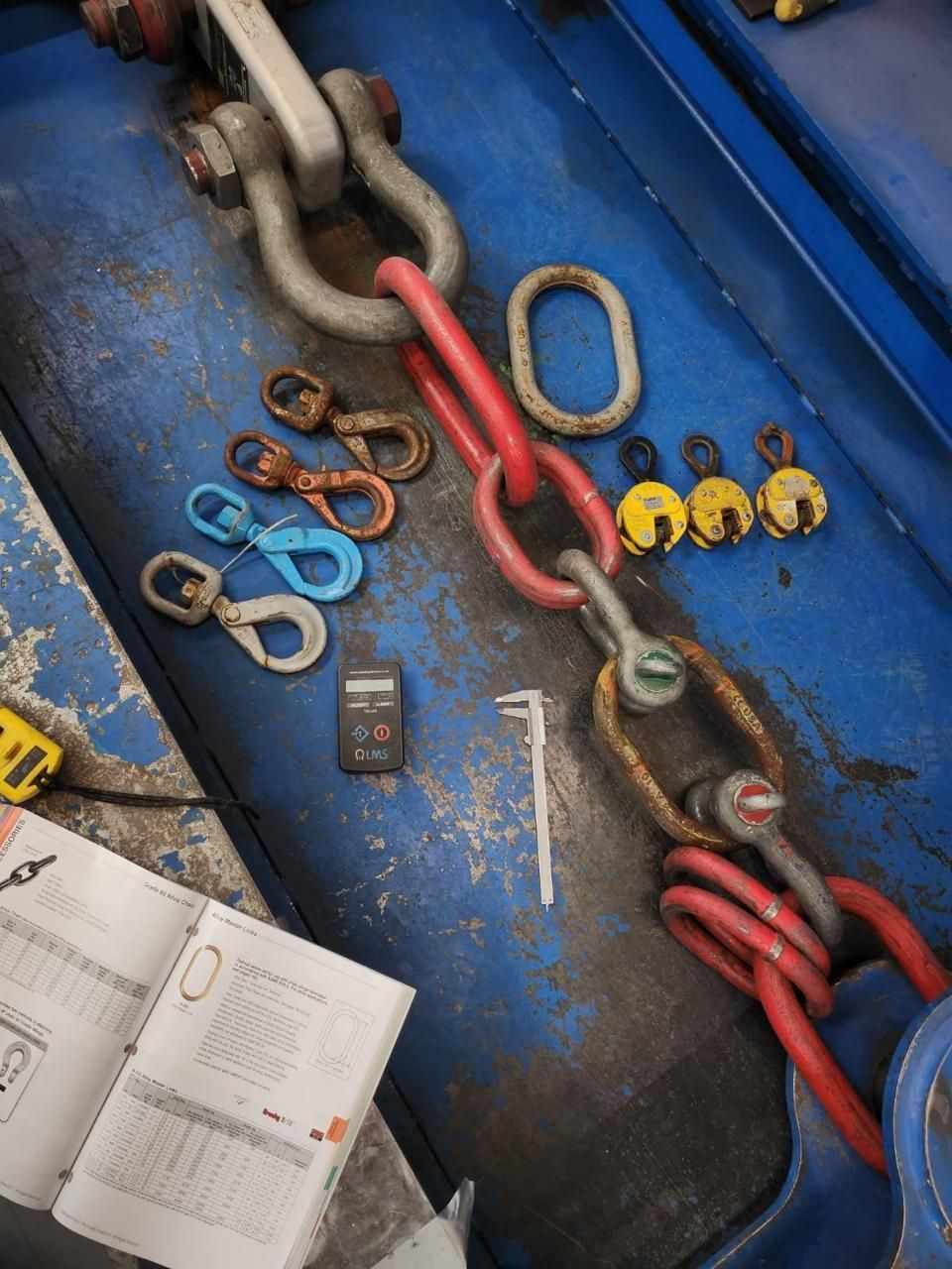 Inspección visual de accesorios antes del izaje de cargas industriales