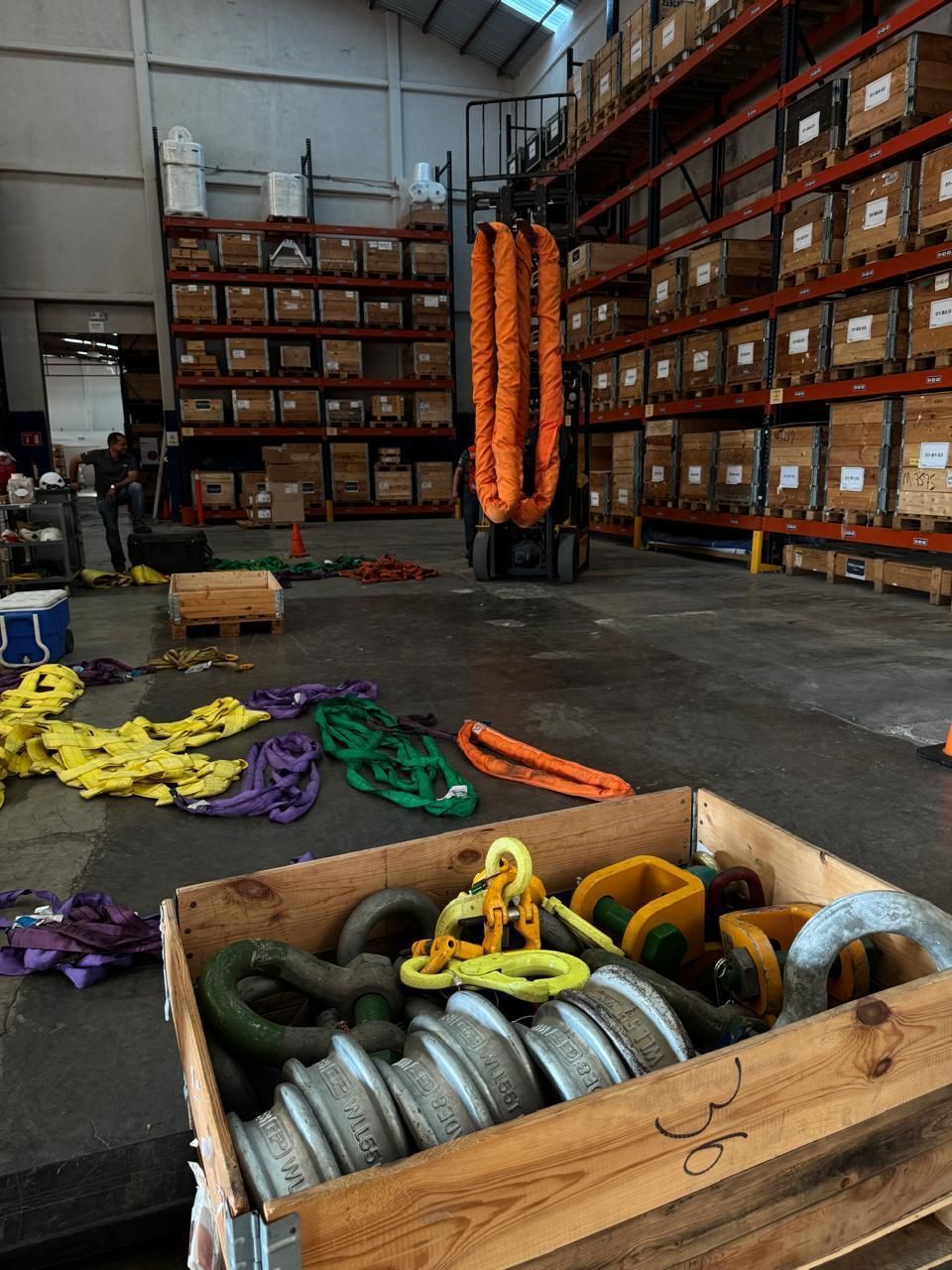 Equipo de izaje preparado para maniobra industrial en almacén
