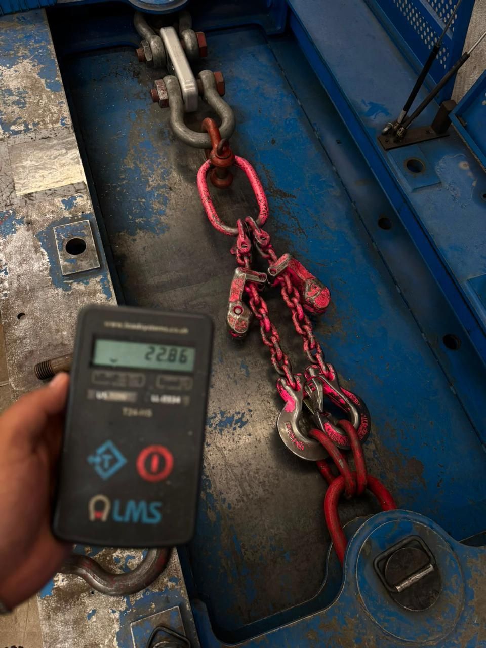 Equipo planificando maniobra de carga industrial con accesorios de izaje
