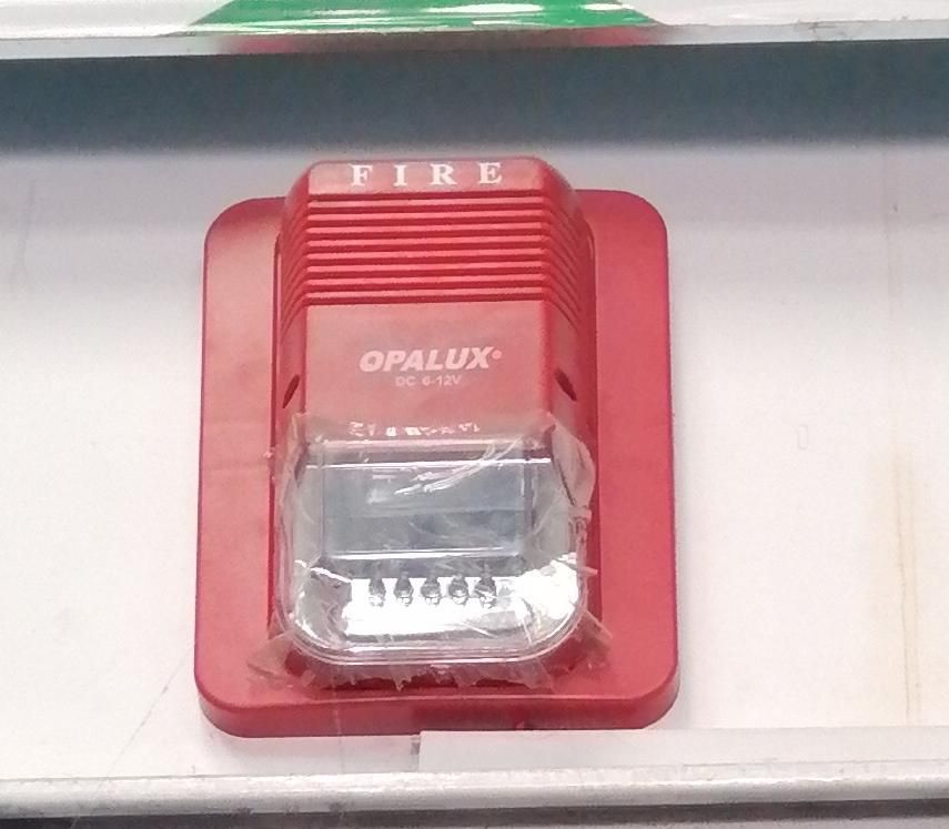 Caja roja con sirena de alarma contra incendios